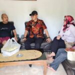 Bentuk Solidaritas, Kadis Kominfo Lamsel Anasrullah Jenguk Wartawan Senior Yang Sakit