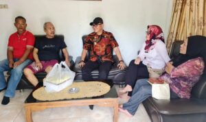 Bentuk Solidaritas, Kadis Kominfo Lamsel Anasrullah Jenguk Wartawan Senior Yang Sakit