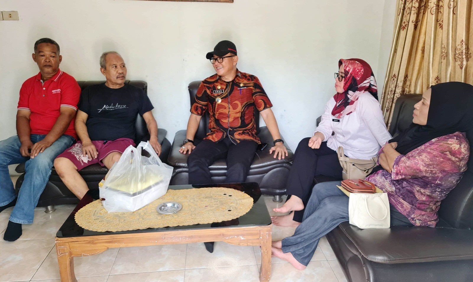 Bentuk Solidaritas, Kadis Kominfo Lamsel Anasrullah Jenguk Wartawan Senior Yang Sakit