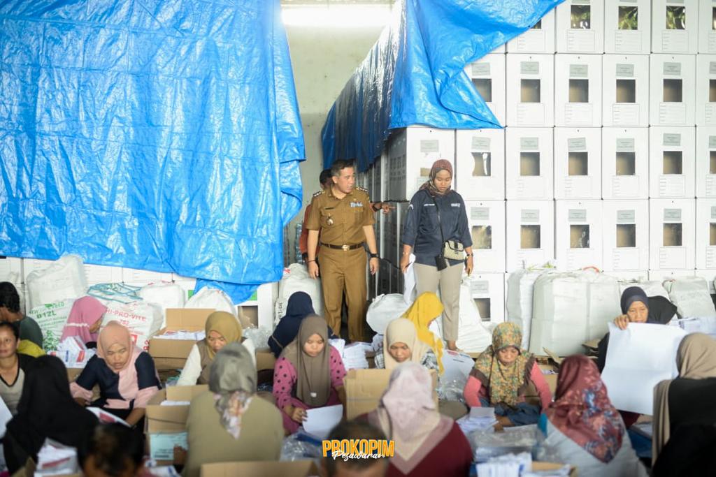 Tinjau Logistik Pemilu, Bupati Dendi Minta Peningkatan Pengamanan Gudang Logistik