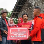 Tak Kenal Hari Libur, Bupati Lampung Selatan Tetap Sambangi Warganya, Serahkan Bantuan Bedah Rumah di Desa Hara Banjarmanis