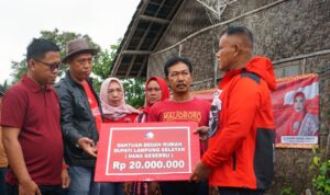 Tak Kenal Hari Libur, Bupati Lampung Selatan Tetap Sambangi Warganya, Serahkan Bantuan Bedah Rumah di Desa Hara Banjarmanis