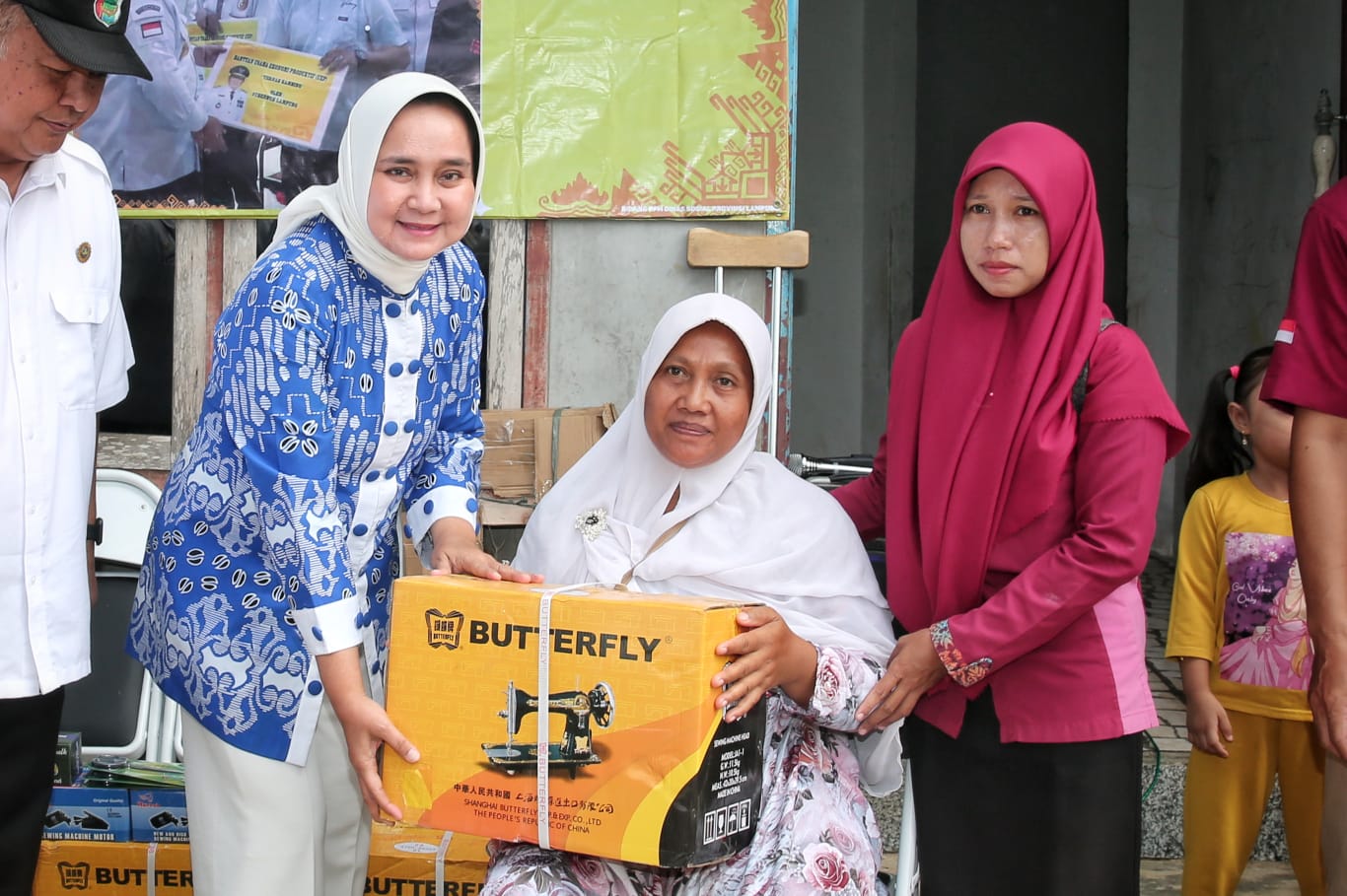 Ketua Umum PKDL Ibu Riana Sari Arinal Serahkan Bantuan Kursi Roda, Alat Bantu Jalan dan Alat Bantu Dengar kepada Penyandang Disabilitas di Tegineneng, Pesawaran