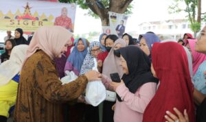 Ibu Riana Sari Arinal Senam Bersama dan Bagikan Sembako Program “Siger Berbagi” kepada Warga Perumahan Permata Asri, Karang Anyar, Jati Agung, Lampung Selatan