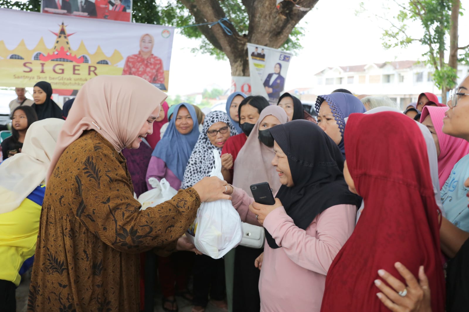 Ibu Riana Sari Arinal Senam Bersama dan Bagikan Sembako Program “Siger Berbagi” kepada Warga Perumahan Permata Asri, Karang Anyar, Jati Agung, Lampung Selatan