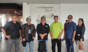 Tiba di Batam, Ketua Umum SMSI Dipakaikan Tanjak Melayu