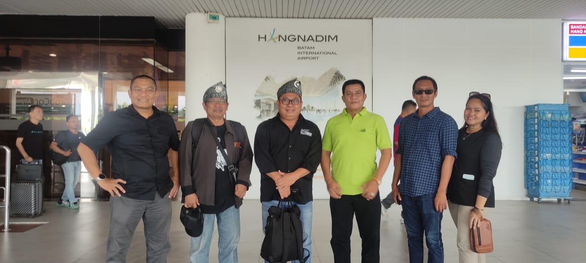 Tiba di Batam, Ketua Umum SMSI Dipakaikan Tanjak Melayu