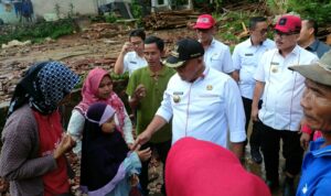 Bupati Lampung Selatan Bantu Dua Rumah Roboh Milik Warga Tanjung Agung-Katibung