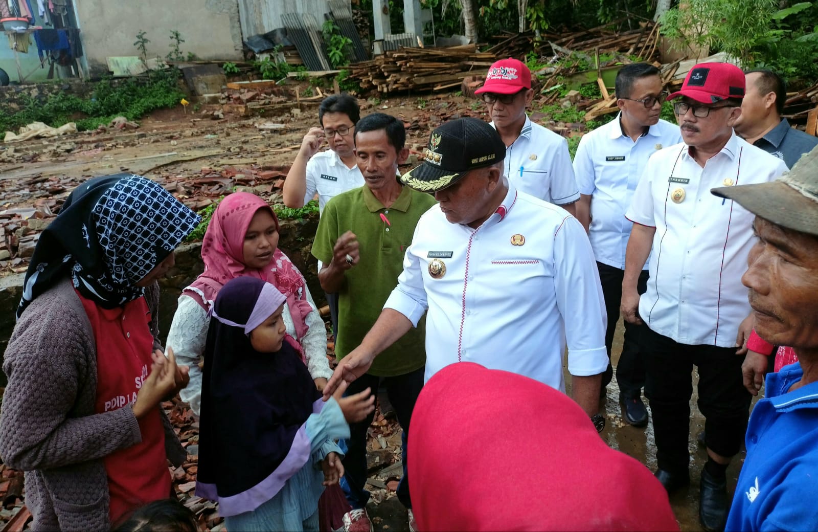 Bupati Lampung Selatan Bantu Dua Rumah Roboh Milik Warga Tanjung Agung-Katibung