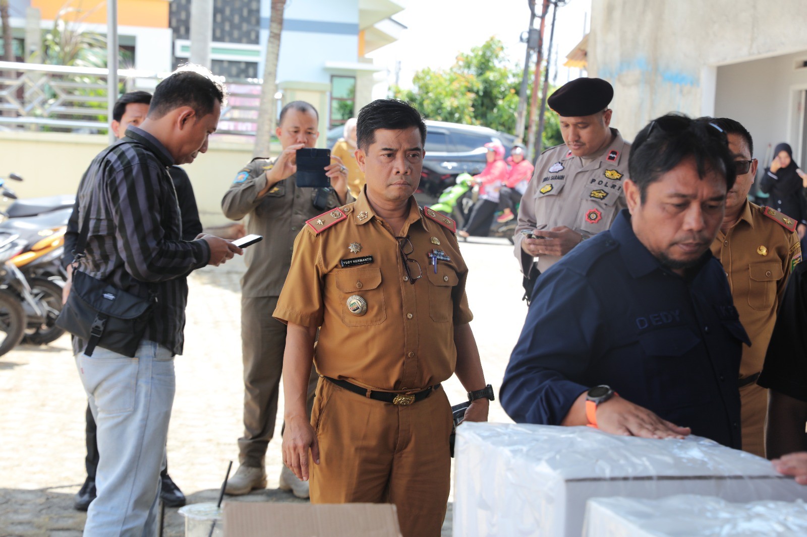 Tinjau Kesiapan Sejumlah TPS di Bandarlampung, Gubernur Arinal Apresiasi Kesigapan Petugas KPPS dalam Melakukan Persiapan