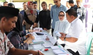 Gubernur Arinal dan Keluarga Salurkan Hak Pilih di TPS 22, Sepang Jaya, Bandarlampung
