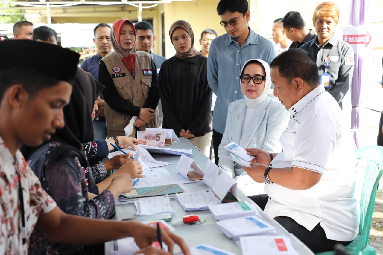 Gubernur Arinal dan Keluarga Salurkan Hak Pilih di TPS 22, Sepang Jaya, Bandarlampung