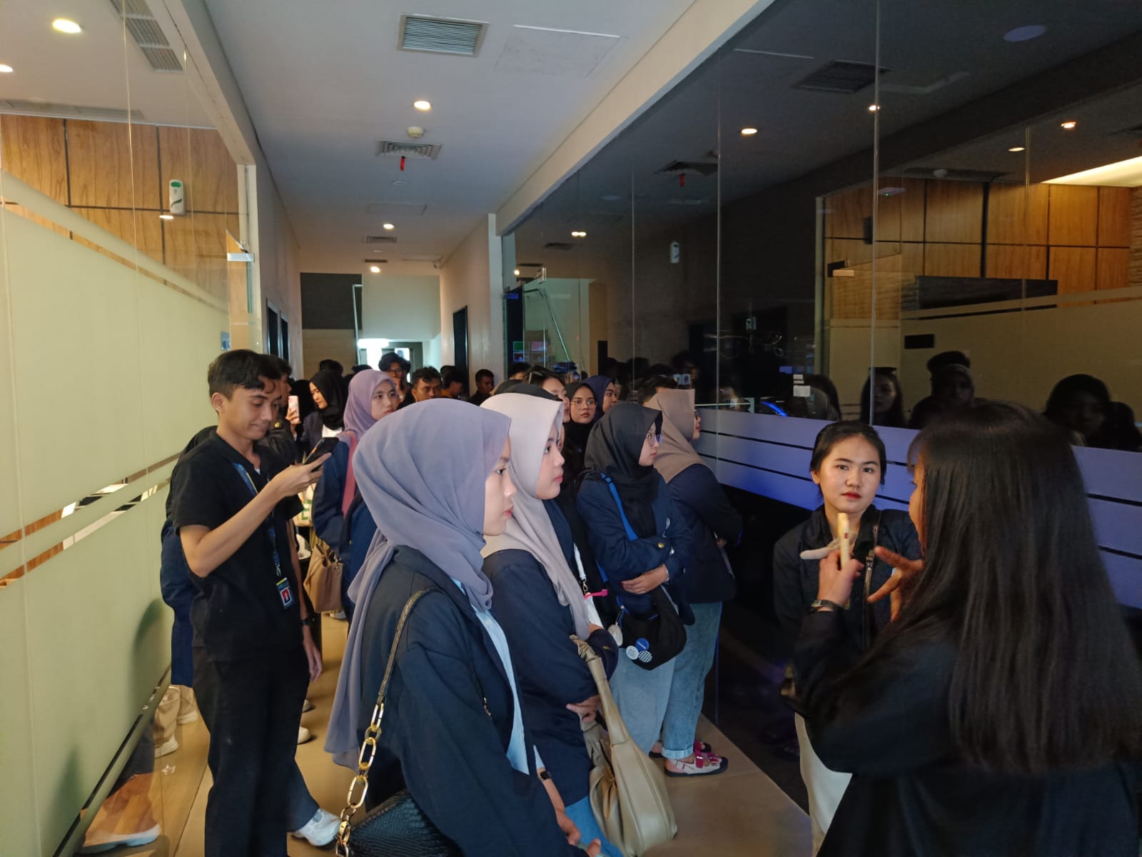 Mampir Net TV, Rombongan Mahasiswa Darmajaya Lihat SitKom “Main Hakim Sendiri