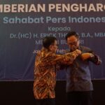 Menteri BUMN Erick Thohir Terima Penghargaan Pin Emas dari PWI Pusat