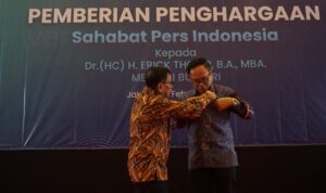 Menteri BUMN Erick Thohir Terima Penghargaan Pin Emas dari PWI Pusat