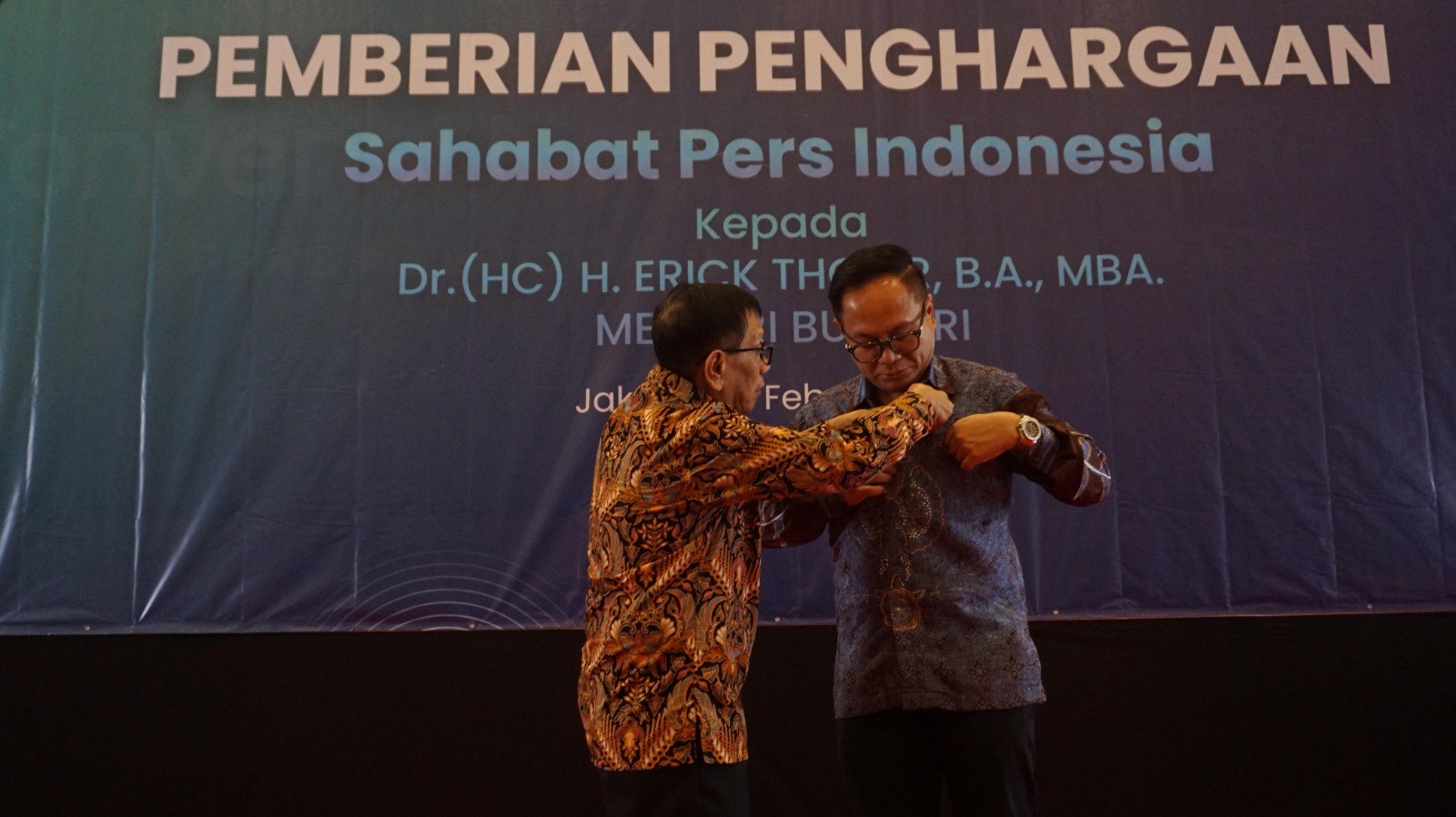 Menteri BUMN Erick Thohir Terima Penghargaan Pin Emas dari PWI Pusat