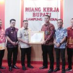 Bupati Nanang Serahkan Penghargaan Kepada Badan Pertanahan Lampung Selatan