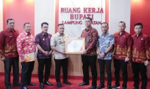 Bupati Nanang Serahkan Penghargaan Kepada Badan Pertanahan Lampung Selatan