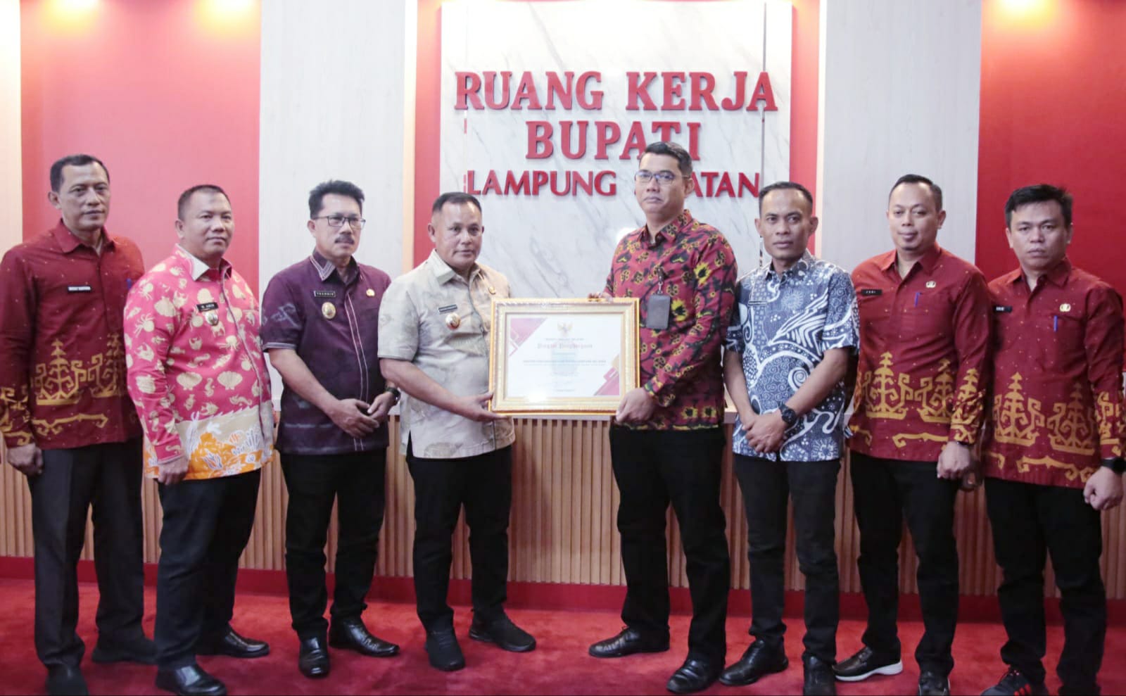 Bupati Nanang Serahkan Penghargaan Kepada Badan Pertanahan Lampung Selatan