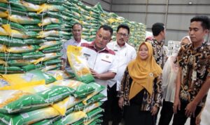 Pastikan Stok Pangan Aman, Bupati Nanang Ermanto Tinjau Gudang Bulog