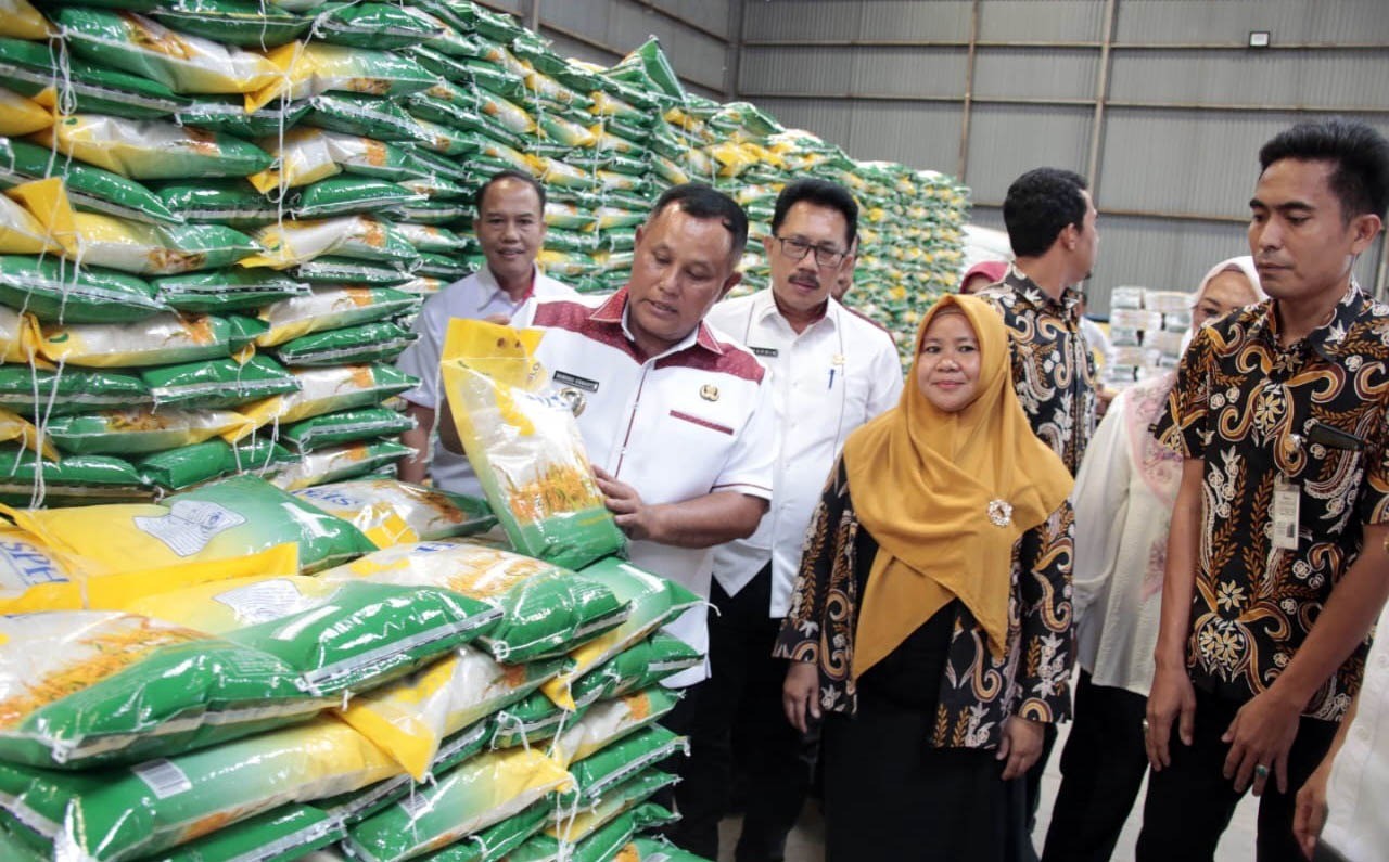 Pastikan Stok Pangan Aman, Bupati Nanang Ermanto Tinjau Gudang Bulog