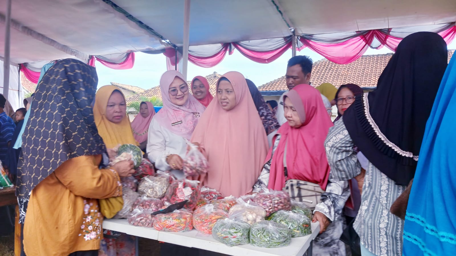 Gerakan Pangan Murah Pemkab Lampung Selatan Disambut Antusias Warga Tajimalela