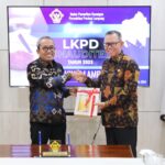 Sekdaprov Fahrizal Serahkan Laporan Keuangan Pemerintah Daerah Tahun 2023 kepada Kepala BPK Perwakilan Lampung Masmudi