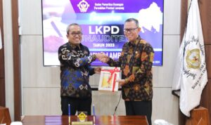 Sekdaprov Fahrizal Serahkan Laporan Keuangan Pemerintah Daerah Tahun 2023 kepada Kepala BPK Perwakilan Lampung Masmudi