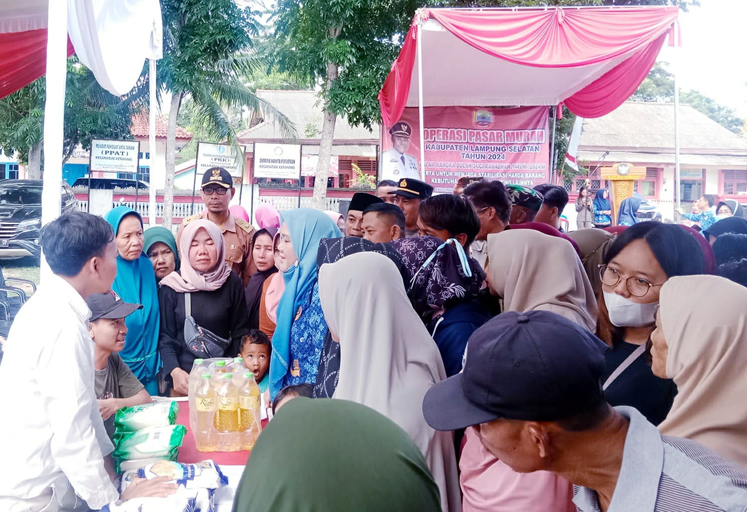Operasi Pasar Murah di Ketapang, Telur dan Beras Ludes Terjual Dalam Waktu Singkat