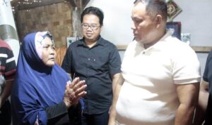 Senangnya Nenek Ngadiem, Dapat Bantuan Bedah Rumah dari Bupati Lamsel