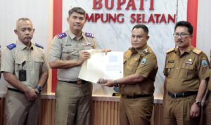 Kepala ATR/BPN Lampung Selatan Serahkan 13 Sertifikat Hak Pakai Pemda