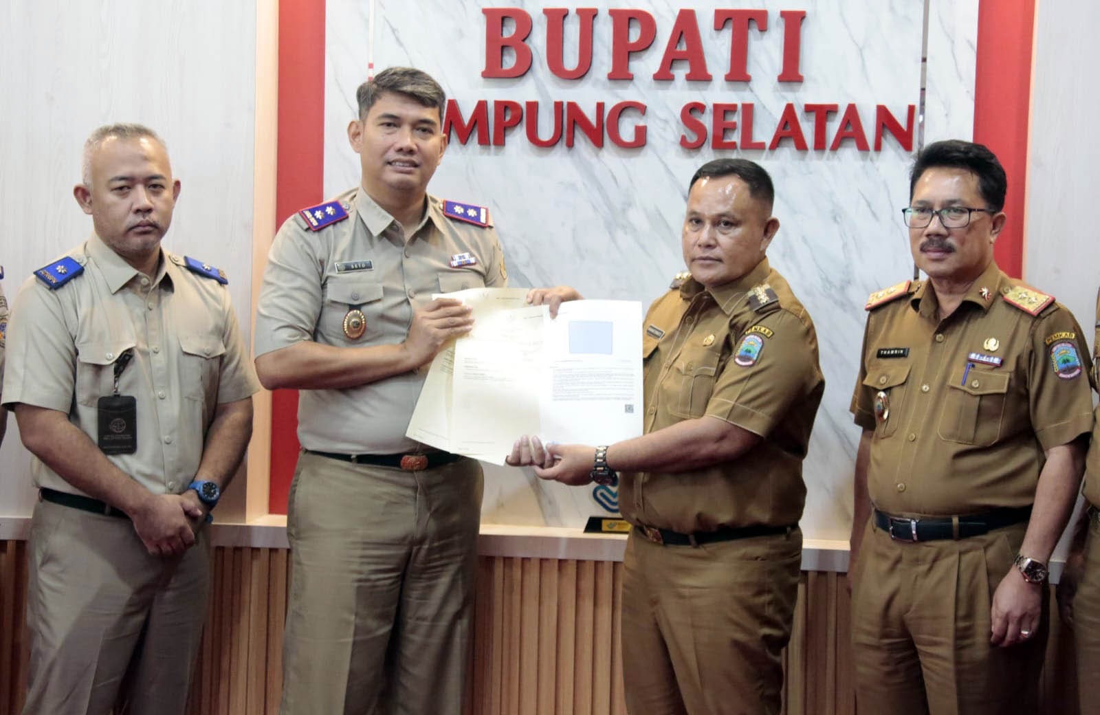 Kepala ATR/BPN Lampung Selatan Serahkan 13 Sertifikat Hak Pakai Pemda