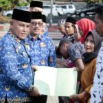 Bupati Lampung Selatan Serahkan Sertifikat Gratis Kepada Warga Penerima Bedah Rumah Bupati Lampung Selatan Serahkan Sertifikat Gratis Kepada Warga Penerima Bedah Rumah