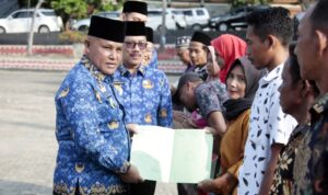 Bupati Lampung Selatan Serahkan Sertifikat Gratis Kepada Warga Penerima Bedah Rumah