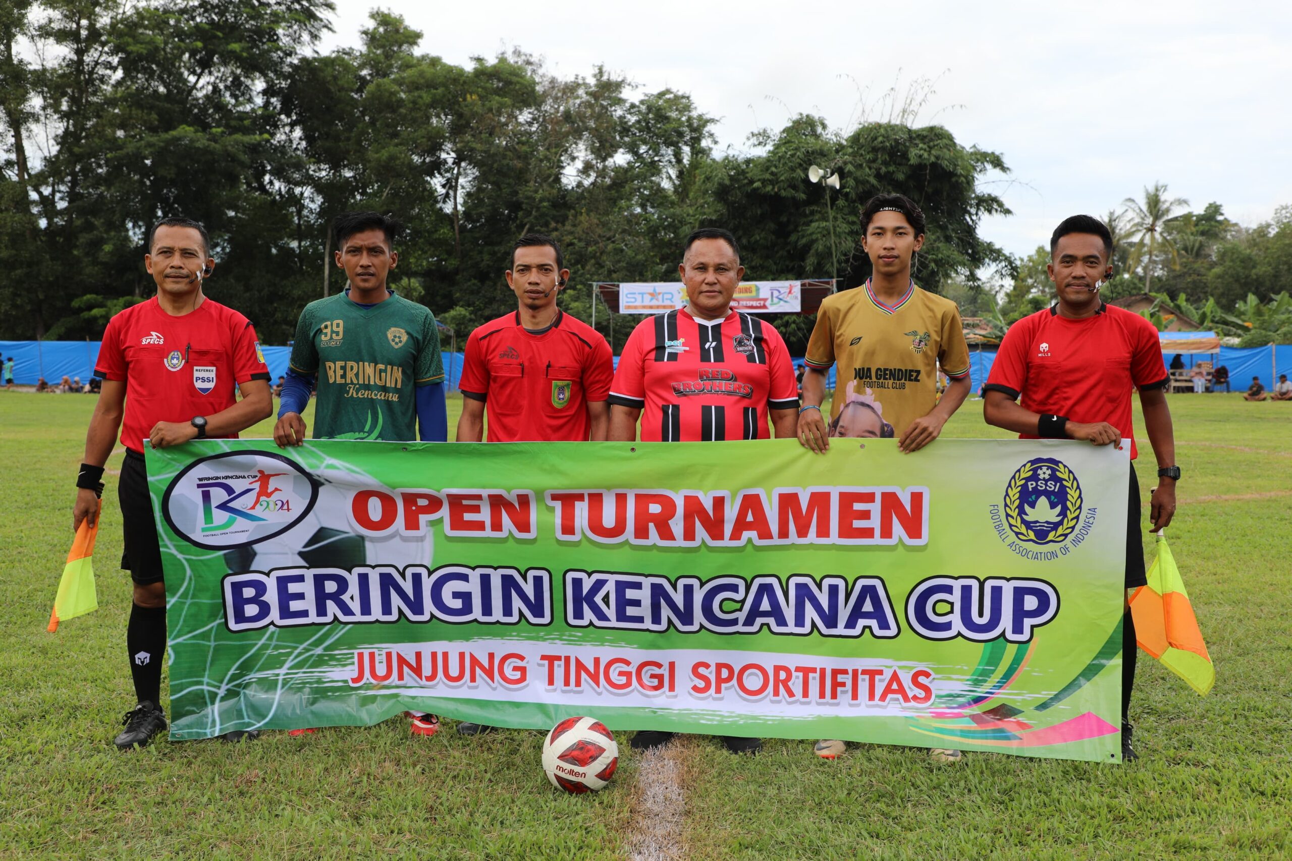 Laga Ekshibisi Red Brothers VS Desa Beringin Kencana Meriahkan Open Turnamen Bringin Kencana Cup