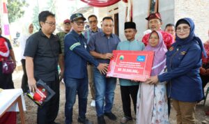 Nanang Ermanto Kembali Serahkan Bantuan Bedah Rumah CSR PT ASDP Cabang Bakauheni