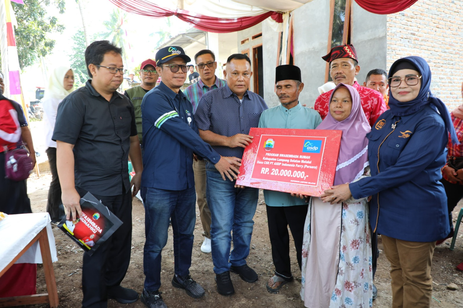 Nanang Ermanto Kembali Serahkan Bantuan Bedah Rumah CSR PT ASDP Cabang Bakauheni