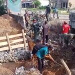 Jelang Penutupan TMMD ke-120, Satgas Kodim 0421/LS Bersama Warga Kebut Pemasangan Bronjong Sepanjang 500 Meter