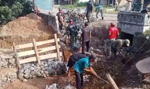 Jelang Penutupan TMMD ke-120, Satgas Kodim 0421/LS Bersama Warga Kebut Pemasangan Bronjong Sepanjang 500 Meter