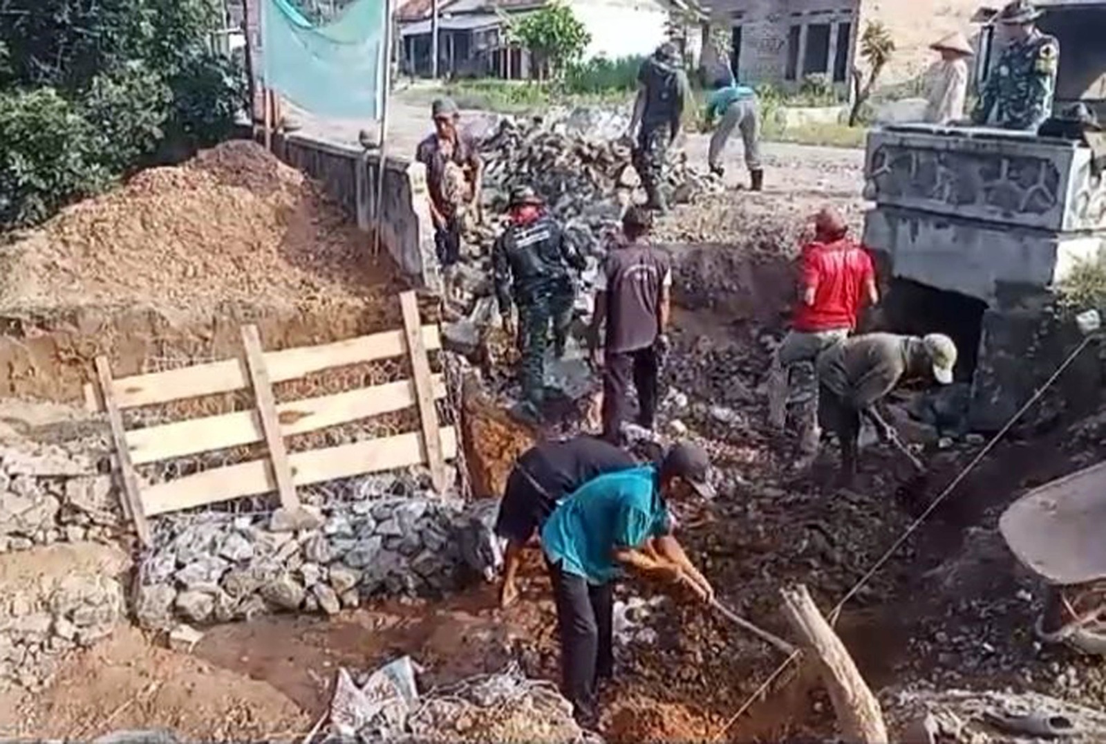 Jelang Penutupan TMMD ke-120, Satgas Kodim 0421/LS Bersama Warga Kebut Pemasangan Bronjong Sepanjang 500 Meter