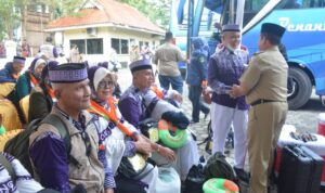 Diwakili Asisten Adminitrasi Umum Eko Dian Susanto Senyambut Kepulangan Jama’ah Haji Diwakili Asisten Adminitrasi Umum Eko Dian Susanto Senyambut Kepulangan Jama’ah Haji