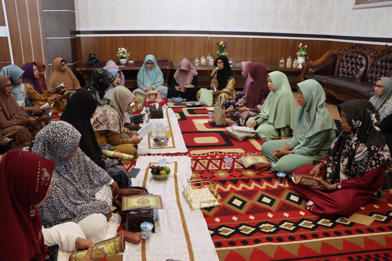 Ketua TP PKK Kabupaten Lampung Tengah Gelar Pengajian Rutin di Hari Jum’at