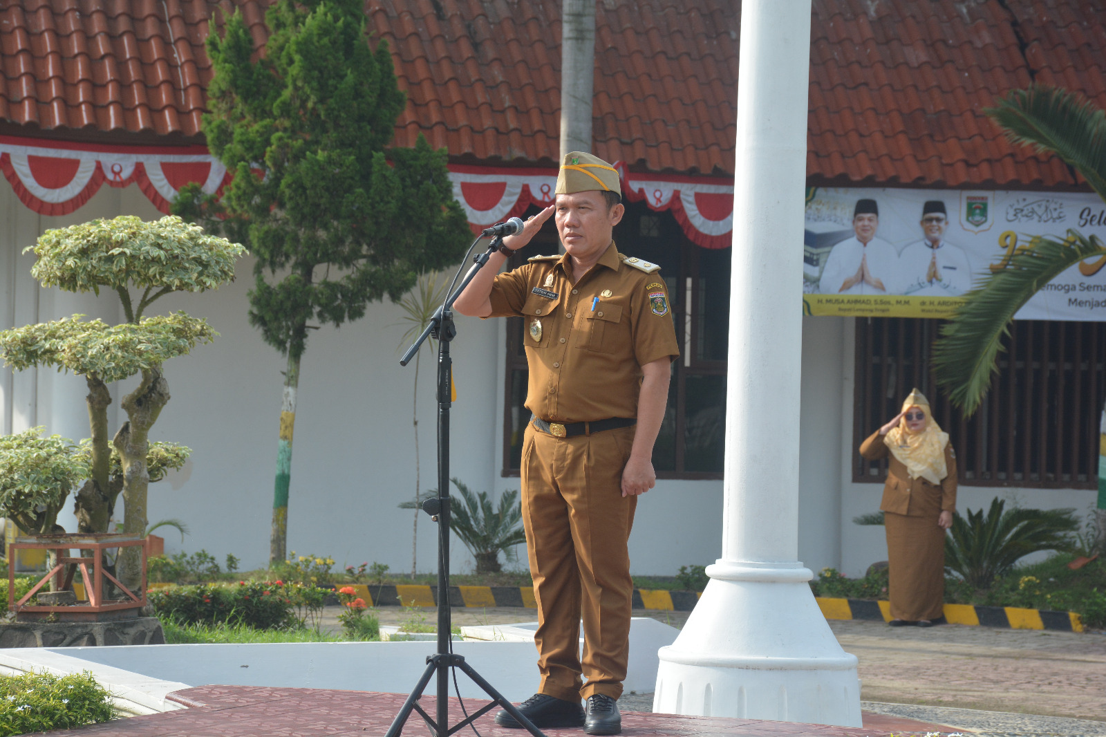 Staf Ahli Bupati Bidang Pemerintahan Hukum dan Politik Zulfikar Irwan Pimpin Apel Mingguan Bulan Juni 2024