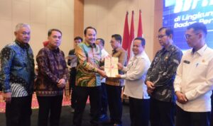 Eko Dian Susanto Hadiri Acara Penyerahan Sertifikat dan Launching Sertifikasi Elektronik Tahun 2024 Eko Dian Susanto Hadiri Acara Penyerahan Sertifikat dan Launching Sertifikasi Elektronik Tahun 2024