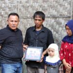 Nanang Ermanto Serahkan Bantuan 7 Unit Bedah Rumah Sekaligus di Kalianda