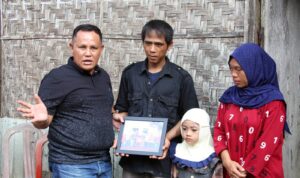 Nanang Ermanto Serahkan Bantuan 7 Unit Bedah Rumah Sekaligus di Kalianda