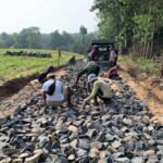 Hampir Rampung, Satgas TMMD Kodim 0421/LS Kebut Pengerjaan Jalan Onderlagh Sepanjang 500 Meter di Desa Budi Lestari