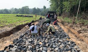 Hampir Rampung, Satgas TMMD Kodim 0421/LS Kebut Pengerjaan Jalan Onderlagh Sepanjang 500 Meter di Desa Budi Lestari