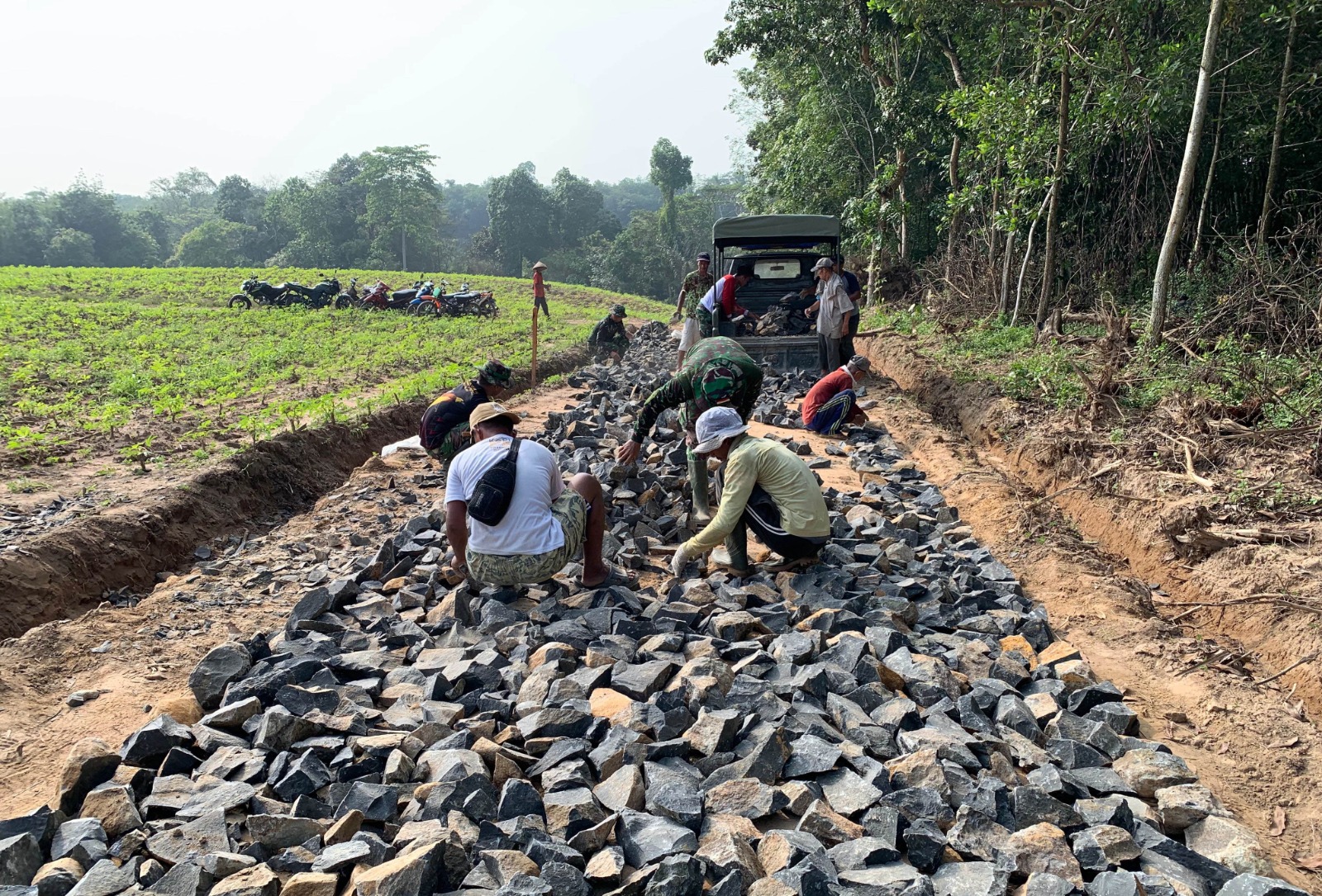 Hampir Rampung, Satgas TMMD Kodim 0421/LS Kebut Pengerjaan Jalan Onderlagh Sepanjang 500 Meter di Desa Budi Lestari