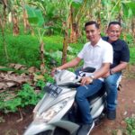 Dibonceng Naik Motor, Nanang Ermanto Tembus Lokasi Bedah Rumah Yang Sulit Terjangkau
